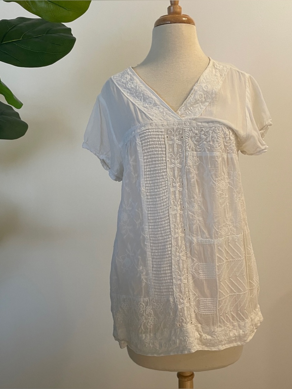 Johnny Was | White Embroidered V-Neck Peasant Top